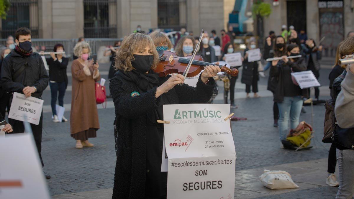 Concierto protesta de las escuelas de música privadas en la plaza de Sant Jaume de Barcelona, el miércoles 18 de noviembre.