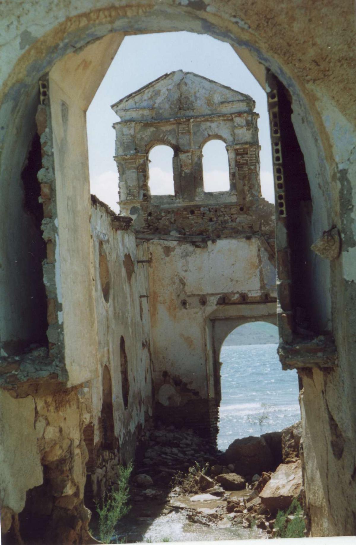 Foto de archivo del interior de la iglesia de Peñarrubia, con el embalse con poca agua.