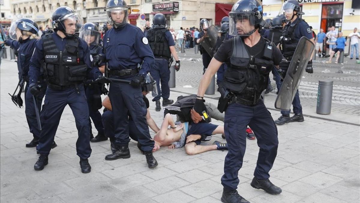 rpaniagua34225126 a man is apprehended by french police in downtown 160612151409