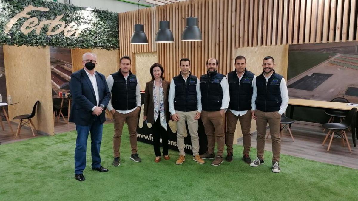 La alcaldesa con los representantes de Ferber Cons XXI en su expositor. | SERVICIO ESPECIAL