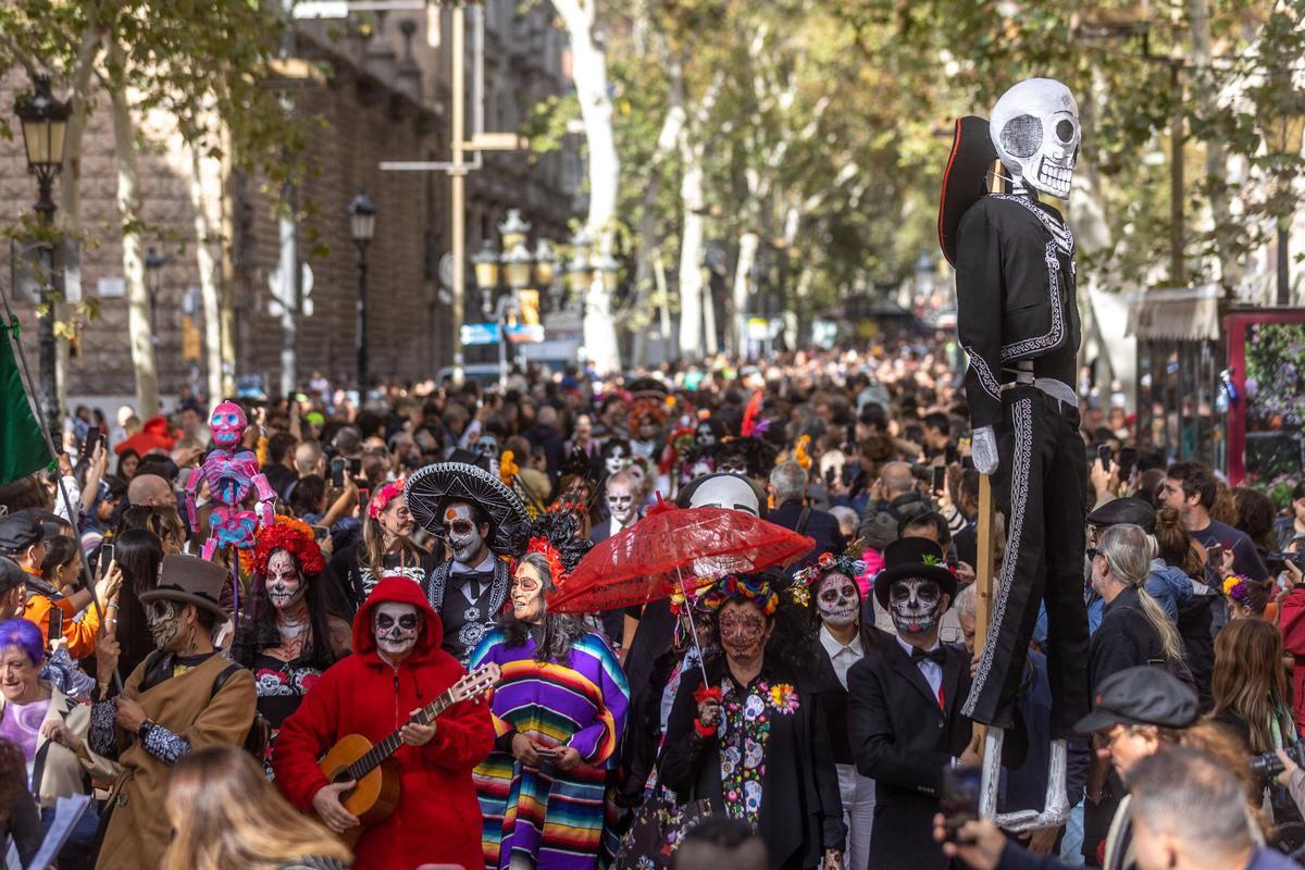 Espectacular desfile de Catrinas por La Rambla