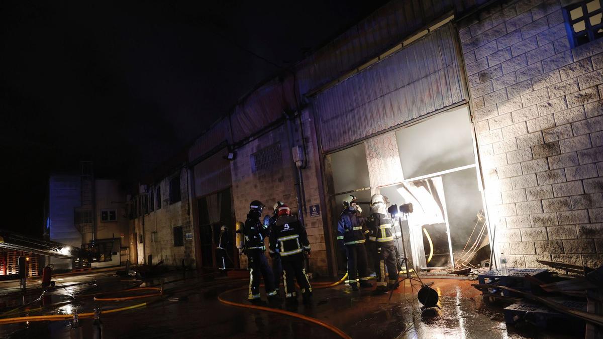 Los bomberos en la nave incendiada de Sariego