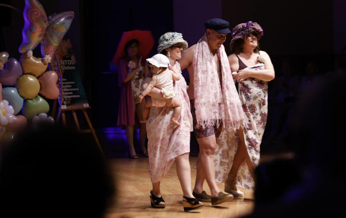 Uno de los momentos del desfile con Ana Martín y su pequeña Alejandra. | LUISMA MURIAS