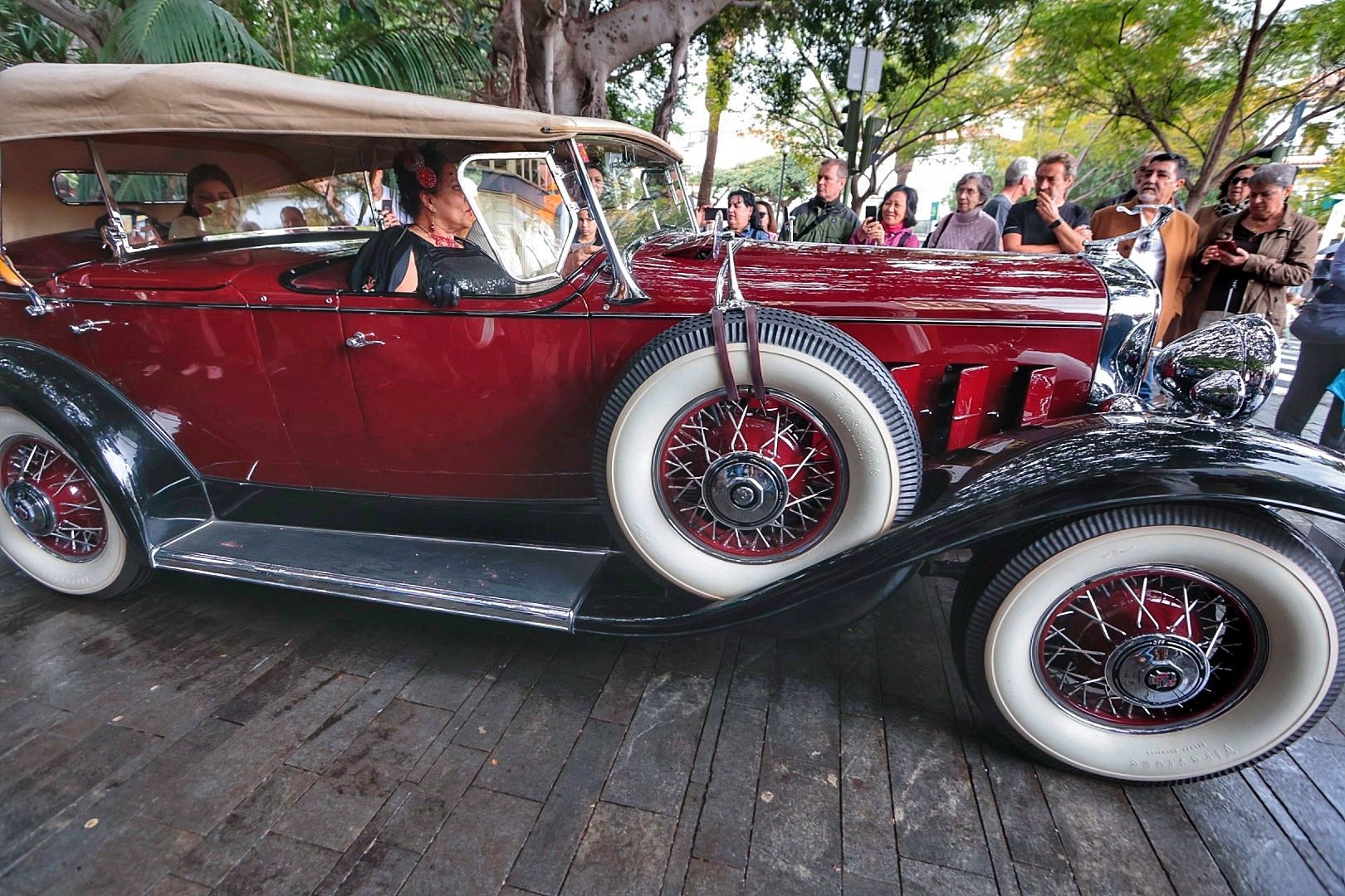 Exhibición de coches antiguos en el Carnaval de Santa Cruz de Tenerife