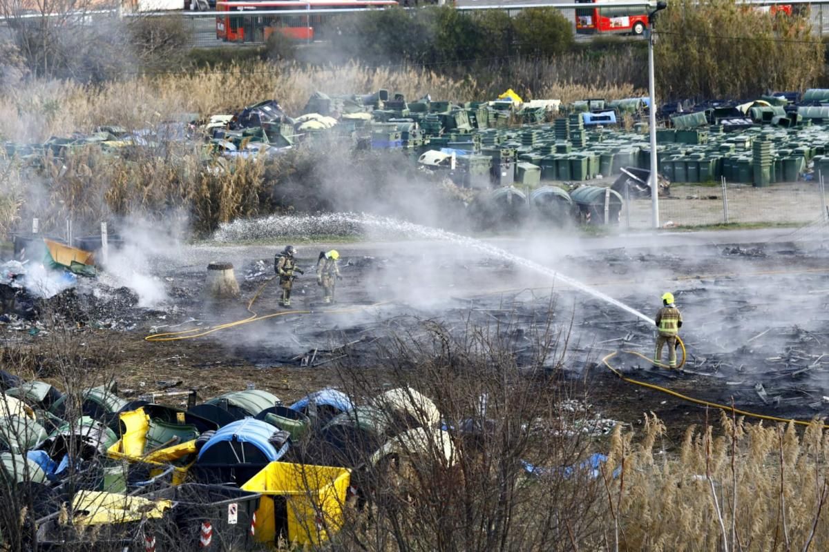 Incendio en el depósito de contenedores de FCC en La Cartuja