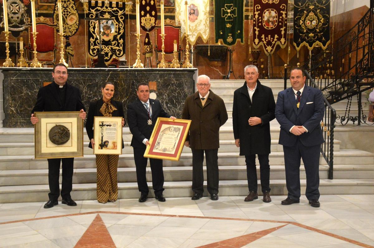 El pregonero recibe un reconocimiento.