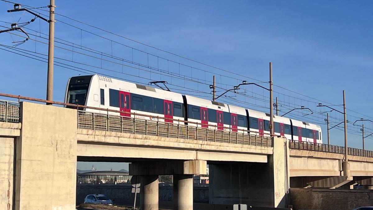 Un convoy de Metrovalencia cruza uno de los puentes de la red ferroviaria.