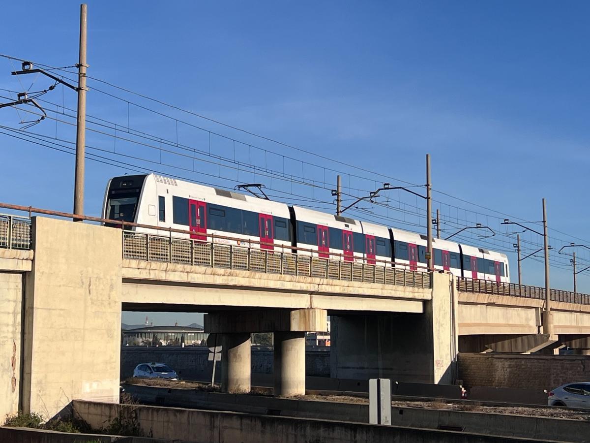 Un convoy de Metrovalencia cruza uno de los puentes de la red ferroviaria.