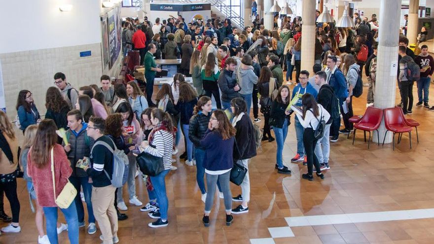 Shuttle Bus Service for University Students Now Available in Tenerife!