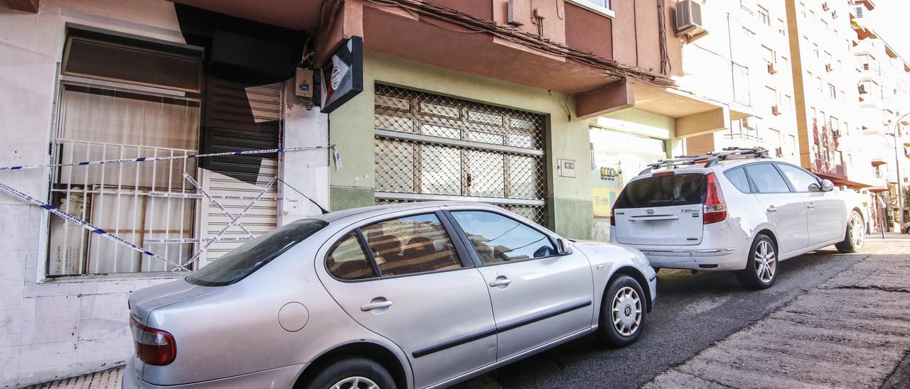 Imagen del edificio precintado donde tuvo lugar el suceso en Cáceres, esta pasada semana.