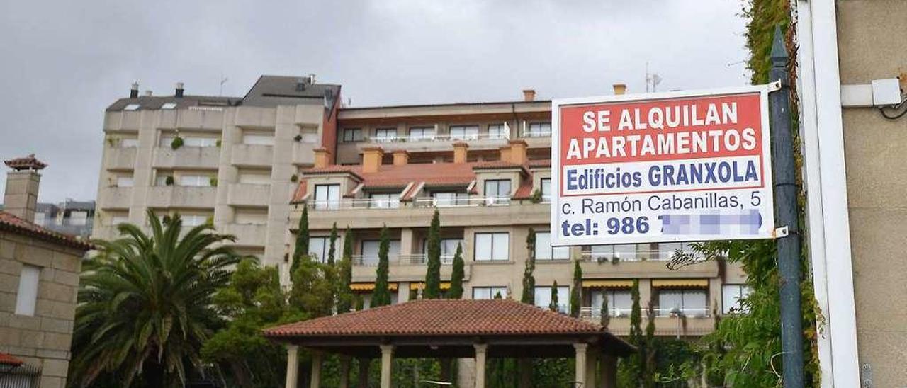 Un cartel ofrece apartamentos en alquiler en Sanxenxo. // G. Santos