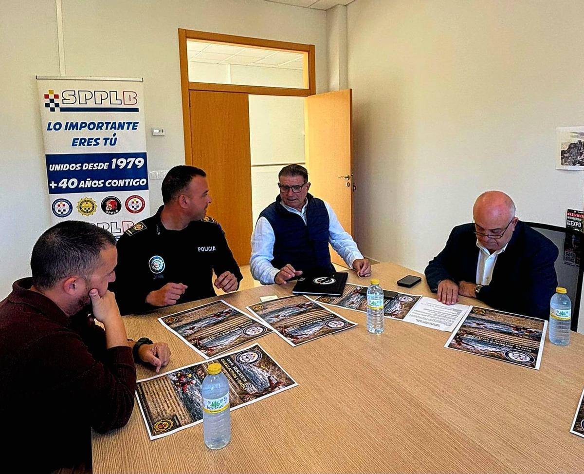 Miembros del SPPLB junto al vicesecretario provincial, el segundo por la derecha y el alcalde de Callosa d´En Sarrià.