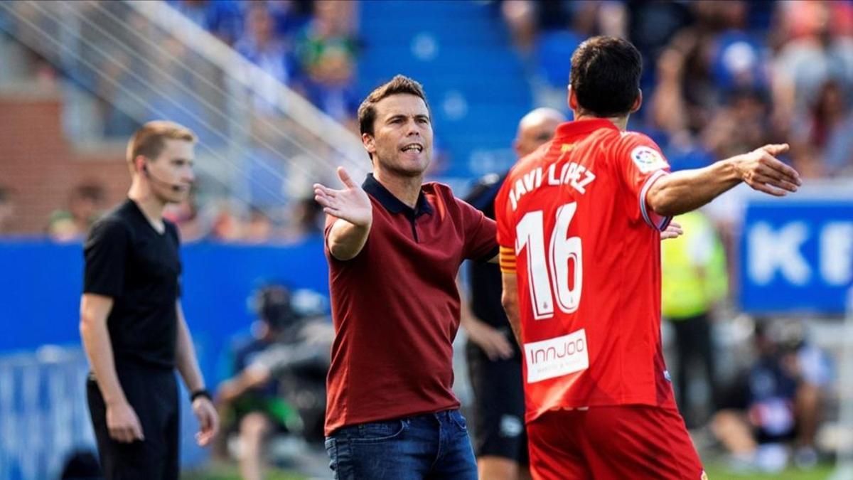 Rubi dando instrucciones a Javi López durante el partido