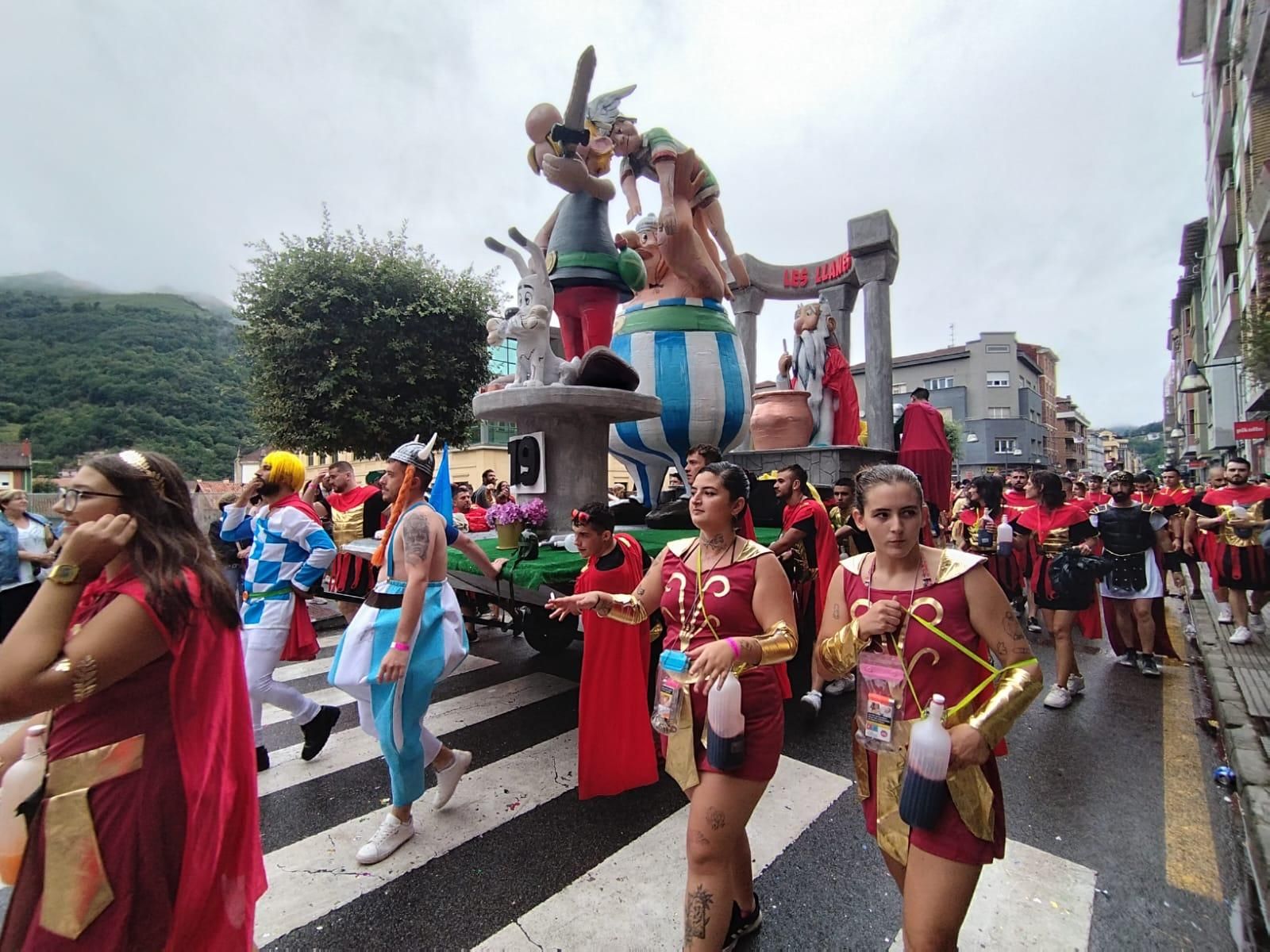 Así está siendo el Descenso Folklórico del Nalón, con 7.000 navegantes
