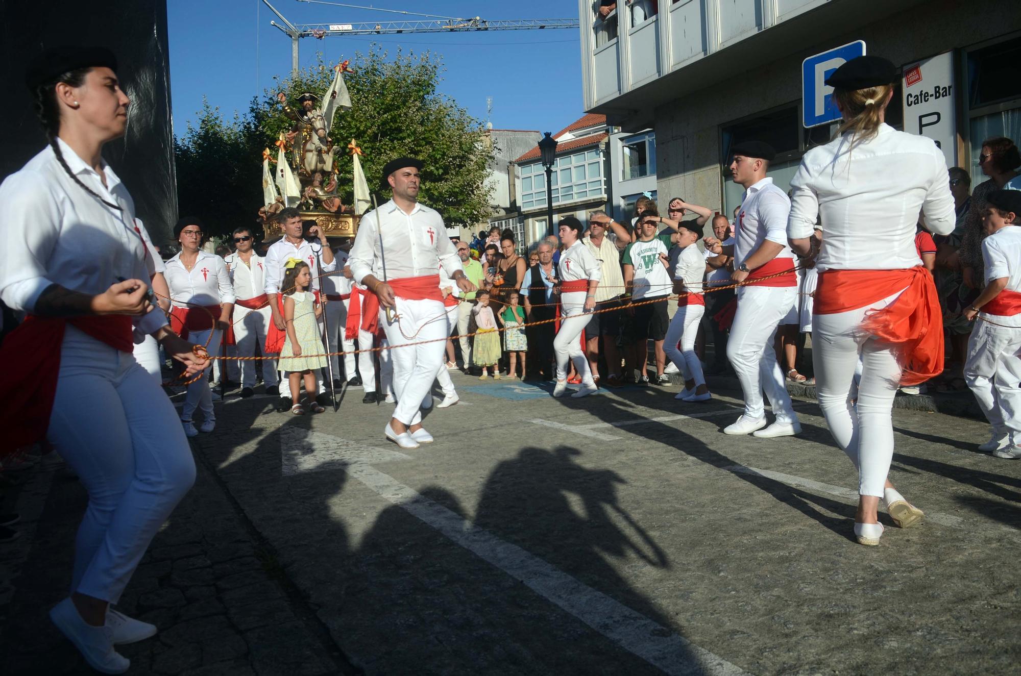 La "Danza de las Espadas" recupera en Carril todo su esplendor