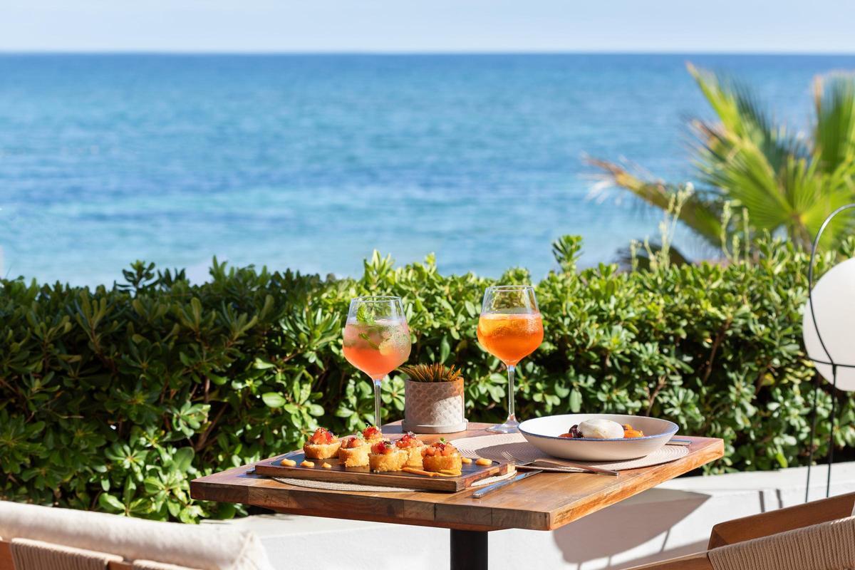 Comida con el mar de fondo en Riomar