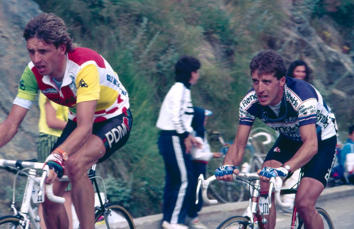 Pedro Delgado sigue a Steven Rooks, en la curva cuatro de Alpe d'Huez (Tour de 1988).