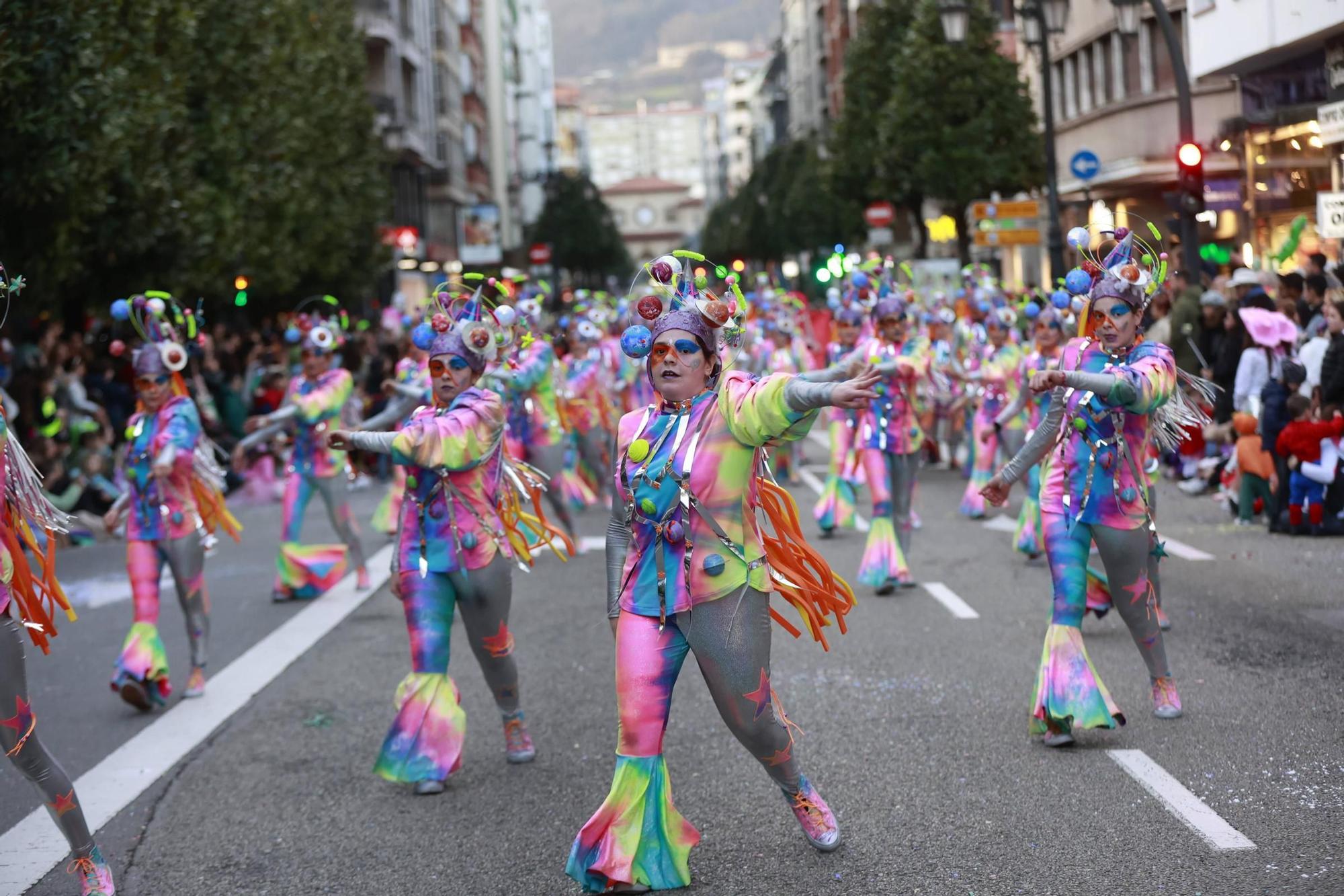 EN IMÁGENES: El Carnaval llena de color y alegría las calles de Oviedo