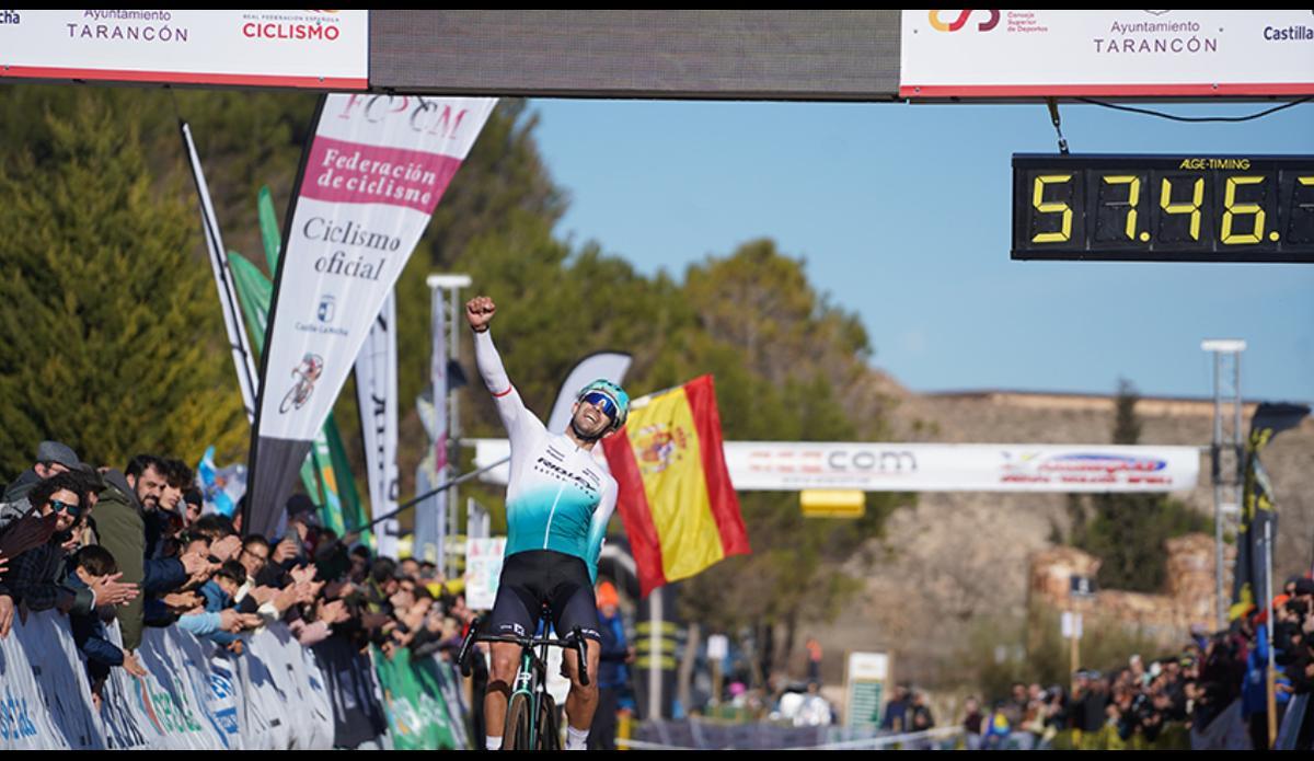 Felipe Orts cruzando la meta