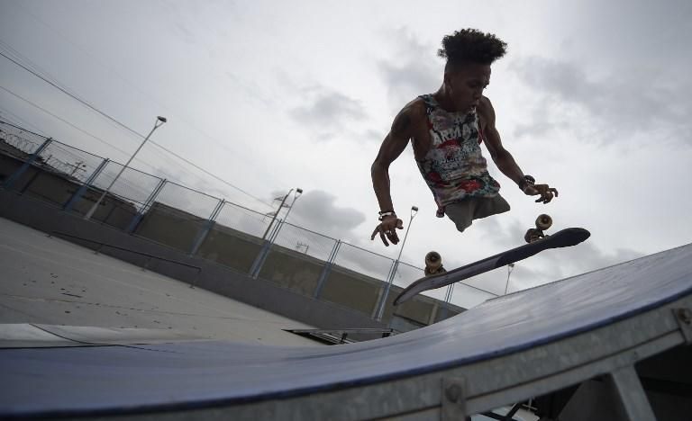 El rapero venezolano Alfonso Mendoza, conocido como ‘Alca’, entrena con su monopatín en un parque de Barranquilla. (Raul ARBOLEDA / AFP)