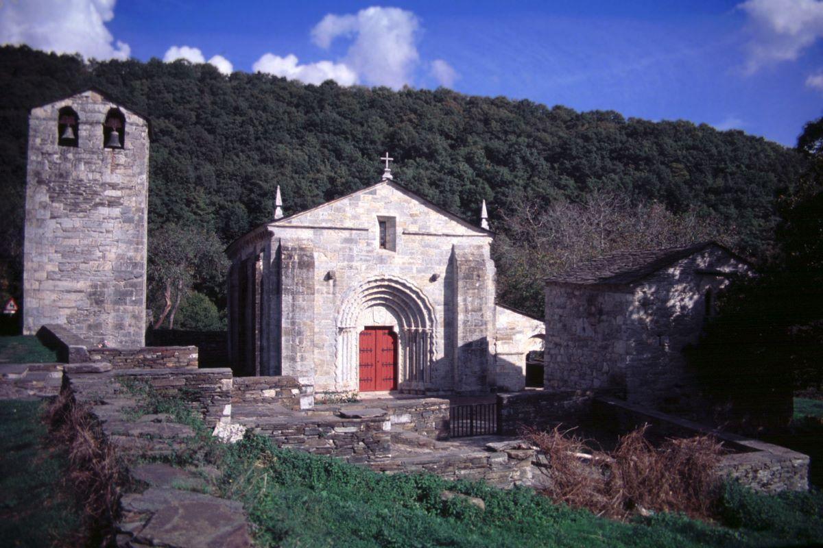 Sobre esta iglesia se cuenta leyendas como la de que fue construida por el diablo.
