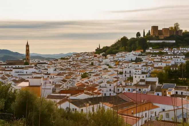 Ni Écija ni Osuna: este es el pueblo de Sevilla que tiene su propia playa artificial rodeada de naturaleza