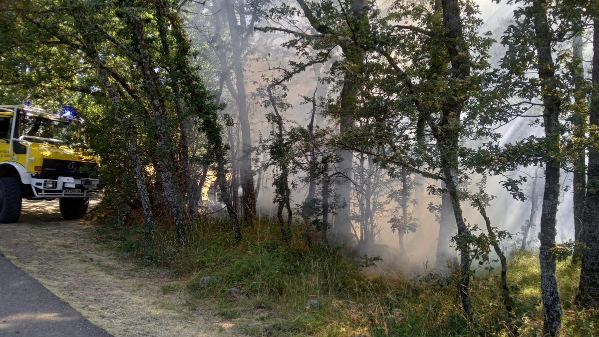 Incendio junto al Lago de Sanabria, provocado por el vehículo de forma accidental.