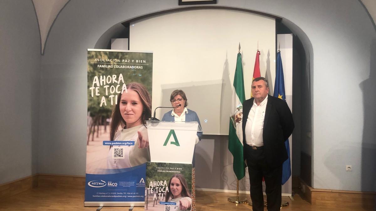 La delegada de Inclusión, María Dolores Sánchez, y el presidente de la asociación Paz y Bien, Benito Romero.