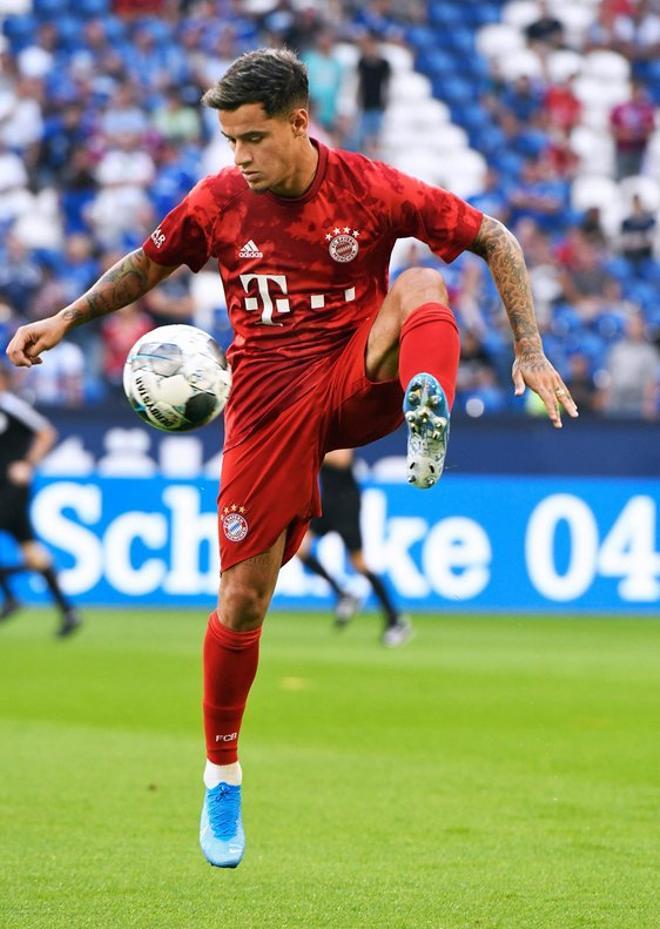 El centrocampista brasileño del Bayern Munich Philippe Coutinho se calienta con el balón antes del partido de fútbol de la primera división alemana de la Bundesliga FC Schalke 04 FC Bayern Munich en Gelsenkirchen.