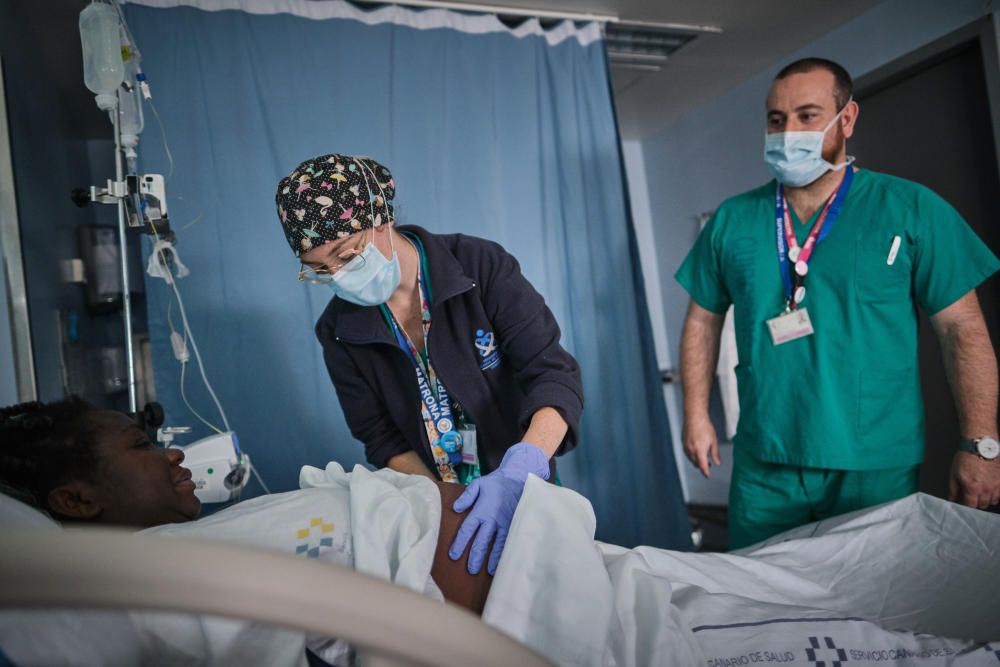 Reportaje sobre la situación en el hospital durante el Covid-19 La Candelaria Mascarillas coronavirus sanitarios test UCI UVI  | 24/04/2020 | Fotógrafo: Andrés Gutiérrez Taberne