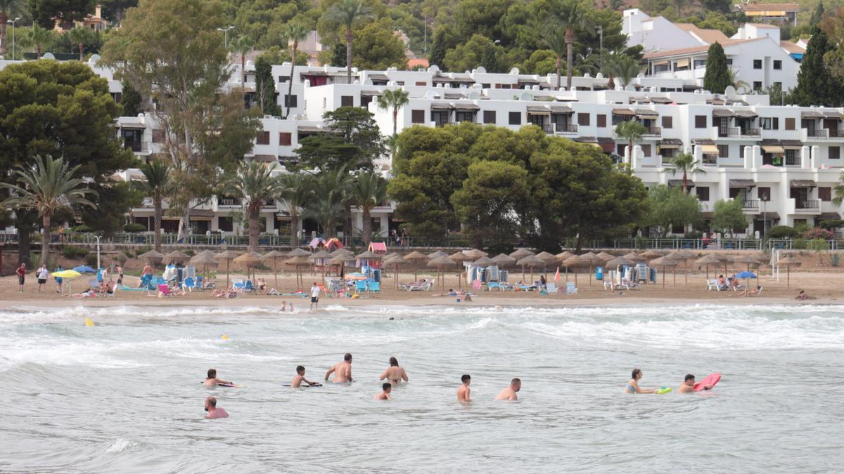 Los bañistas ya pueden volver a pegarse un chapuzón en la playa de Las Fuentes de Alcossebre.