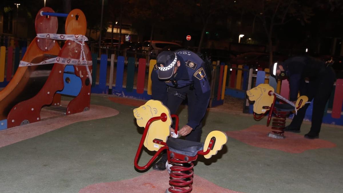 La Policía precinta un parque infantil en el PAU 2