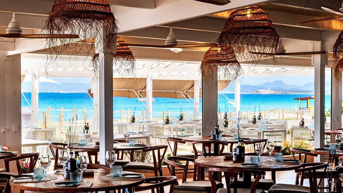 La terraza del restaurante ofrece unas espectaculares vistas al mar.