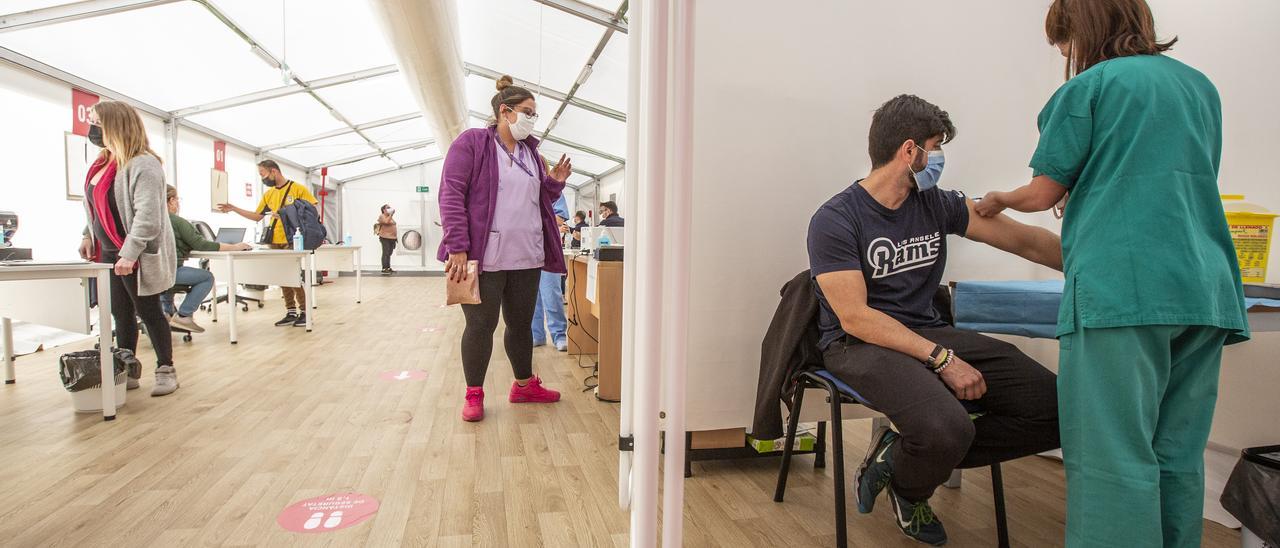 Vacunación contra el coronavirus en el hospital de campaña de Alicante.