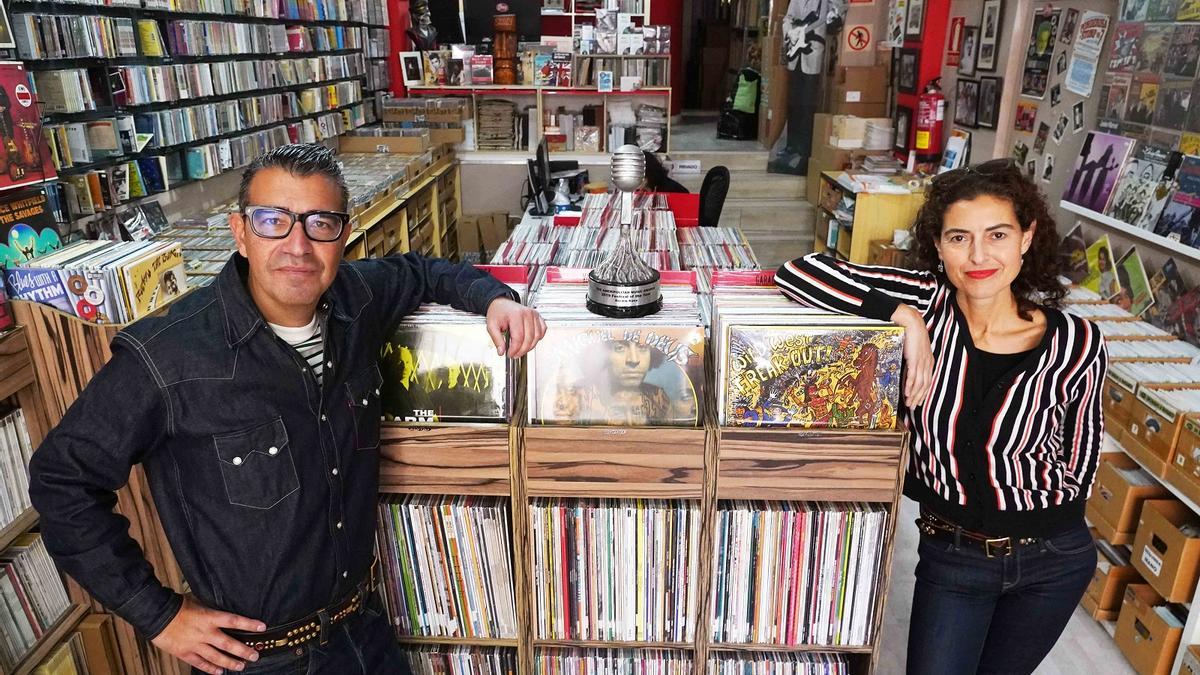 Guille y Vivi, esta semana en su tienda de Sleazy Records de Málaga con el premio al mejor festival de rock del mundo en 2019.