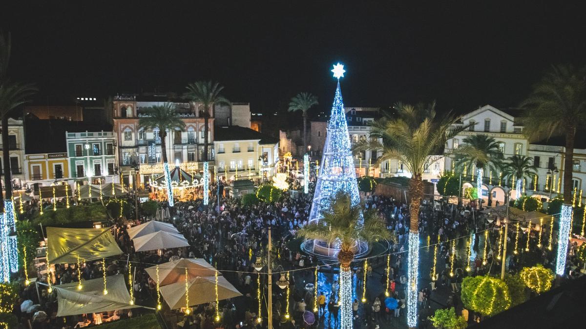 El alumbrado navideño instalado en la Plaza de España de Mérida.