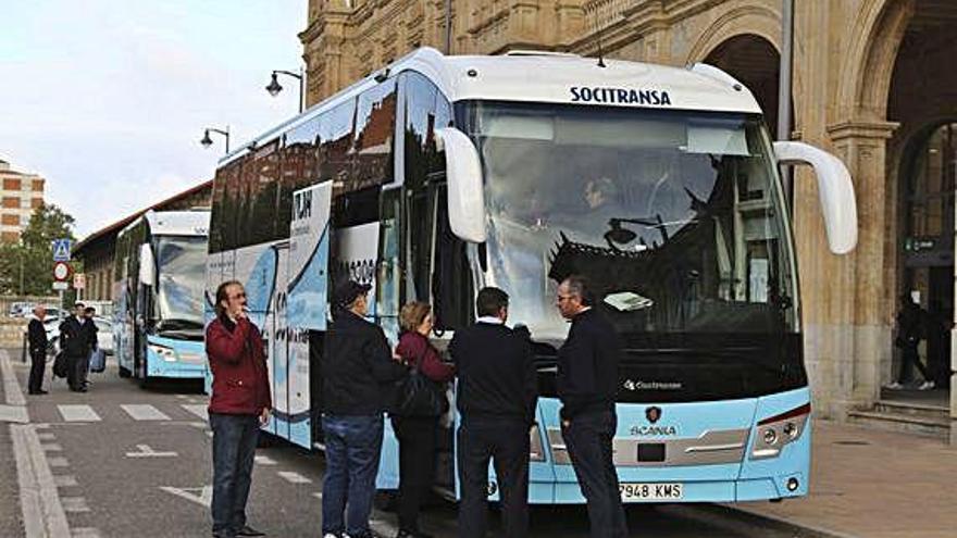 Primeros viajeros del Alvia trasladados en autobús por las obras del AVE.