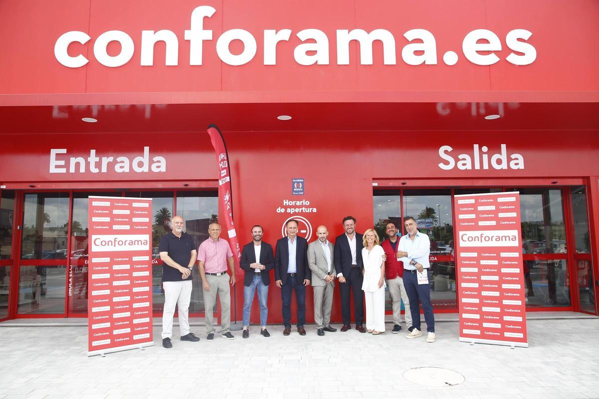 Autoridades y directivos de Conforama.