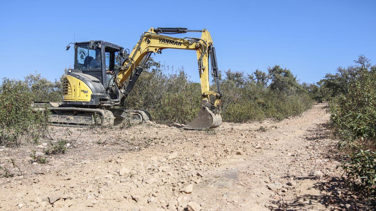 Una excavadora en los trabajos de restauración de Valdeflores.