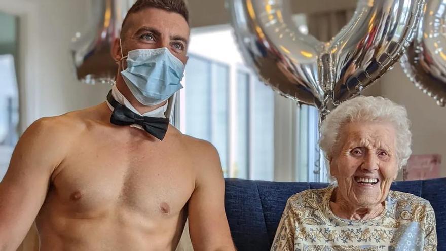 Una mujer celebra sus 106 años con una fiesta de strippers en su residencia