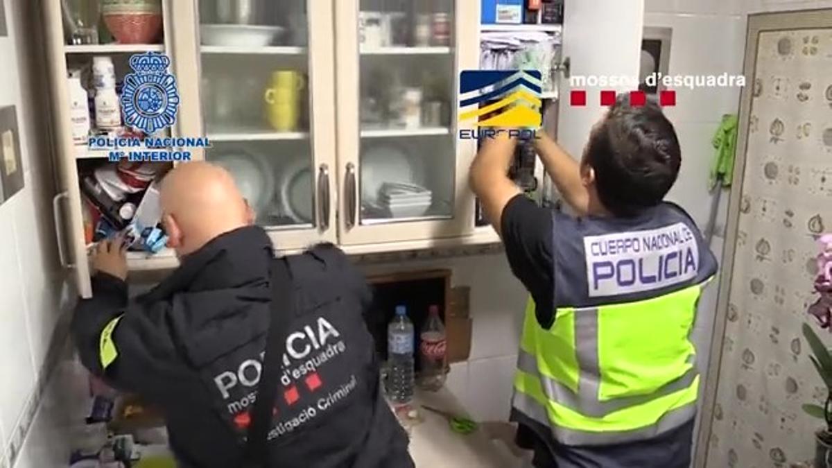 Imagen de un operativo policial contra una banda de falsificadores de monedas
