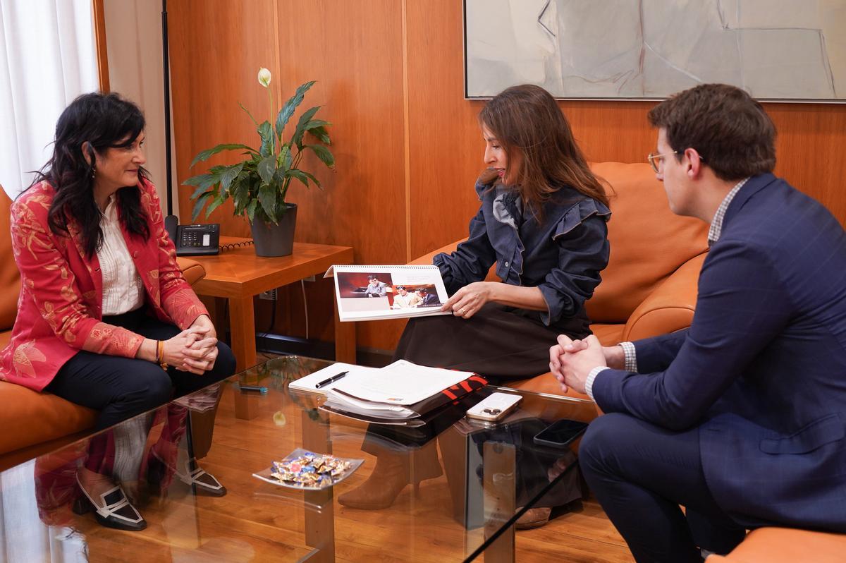 Navarro ha hecho entrega del álbum de fotos en memoria de Joaquín Palacín a Jorge Pueyo e Isabel Lasobras.