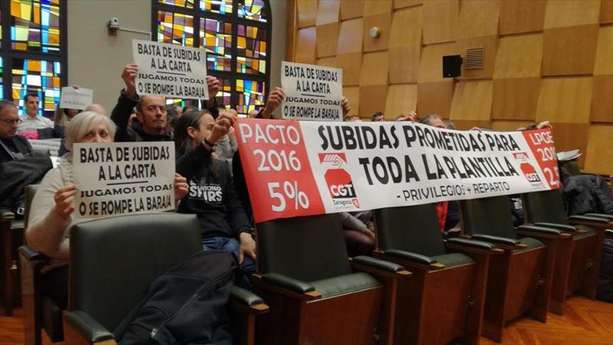 Cubero promete a los funcionarios municipales que la subida del 2,5% del salario llegará «en abril»