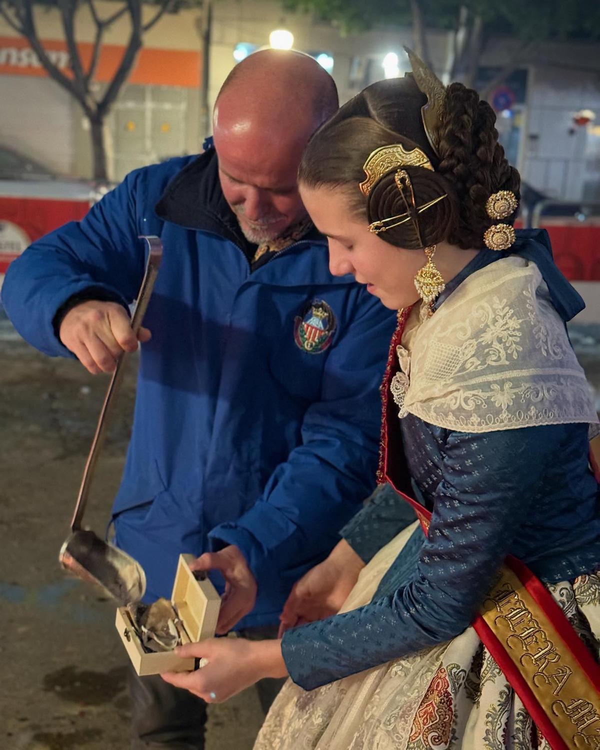 Recogida de cenizas en San Vicente Marvá