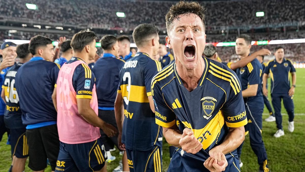 Ander Herrera celebra la victoria del Superclásico ante River Plate en El Monumental.