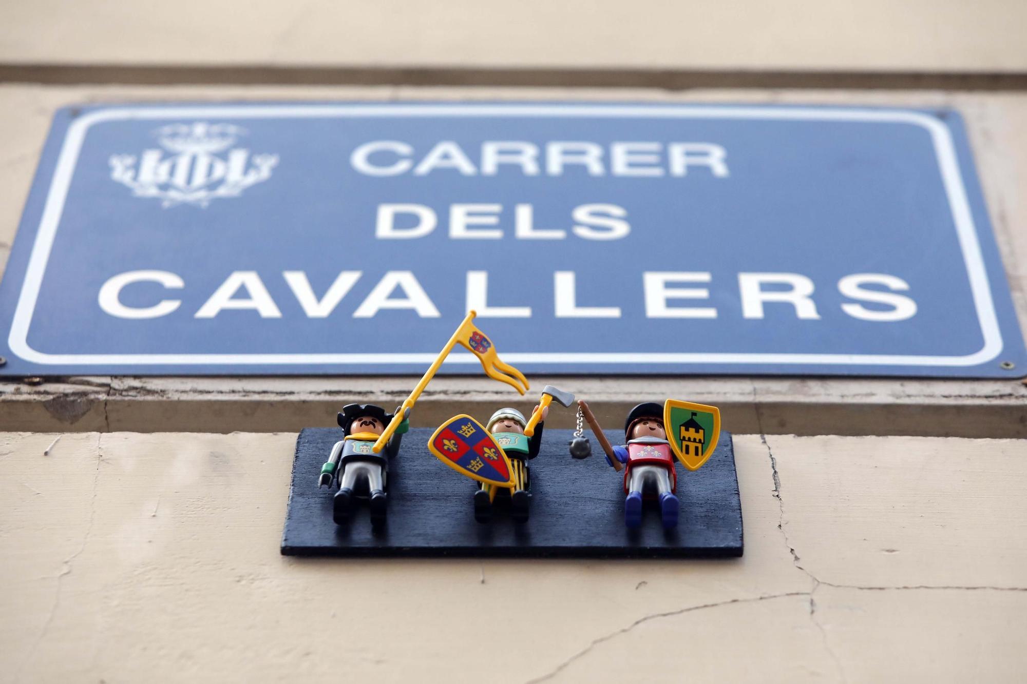 Figuras de Playmobil adornan las placas de calles en el centro de València