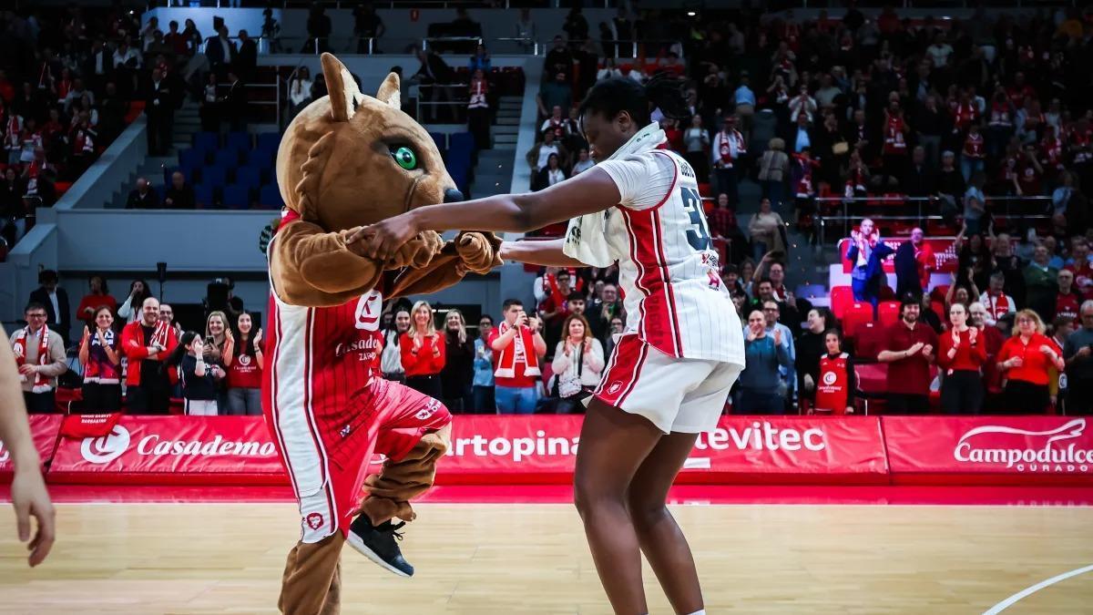 Gueye baila con Link celebrando la clasificación del Casademont para la Final Six