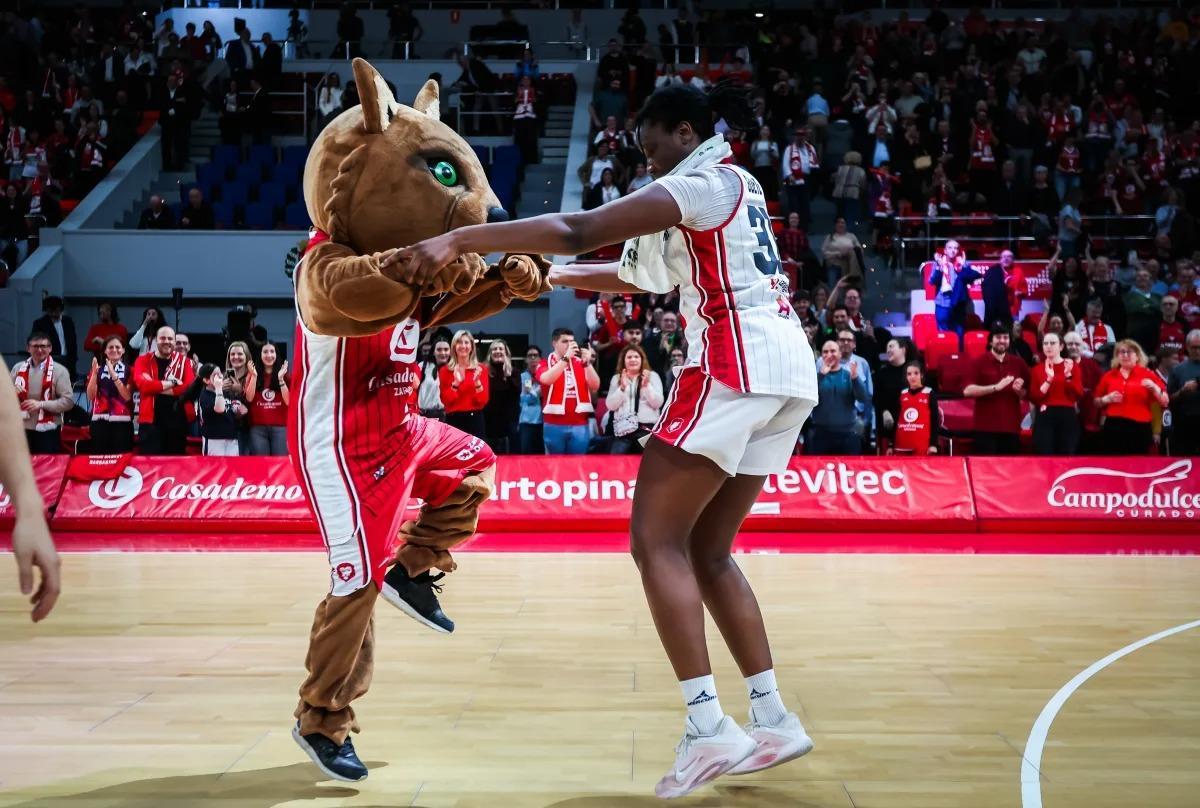 Gueye baila con Link celebrando la clasificación del Casademont para la Final Six