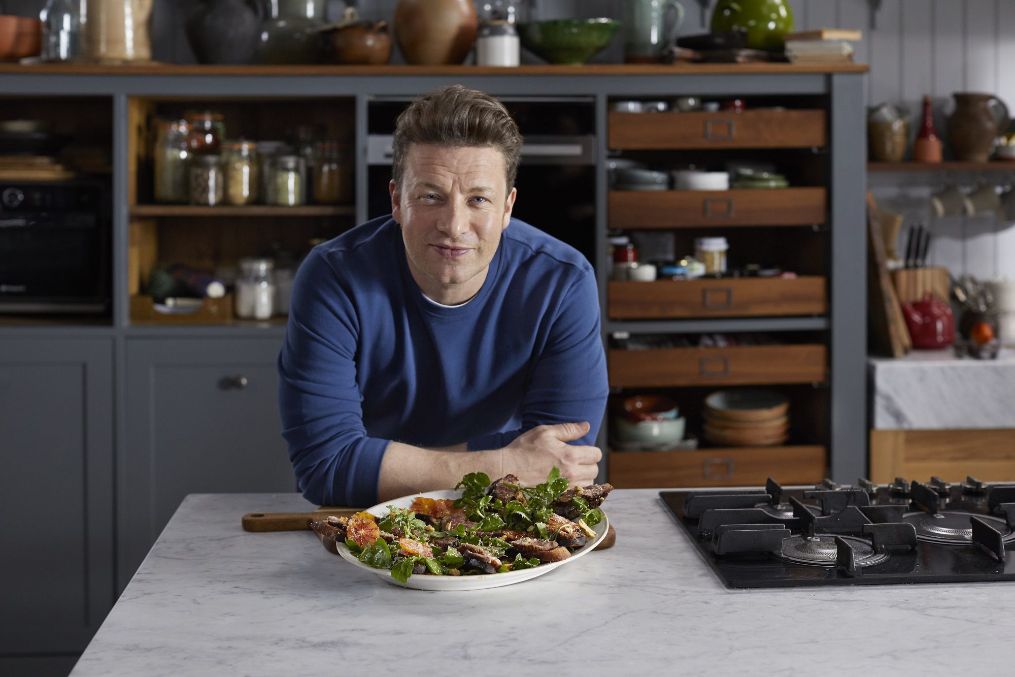 Quién es Jamie Oliver? Descúbrelo en cinco recetas y dos libros