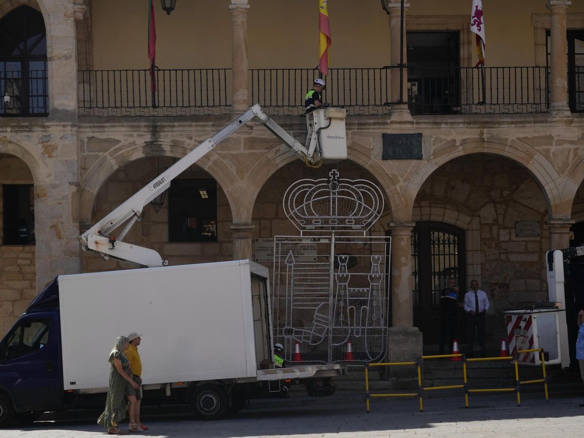 Escudo iluminado del Ayuntamiento de Zamora.
